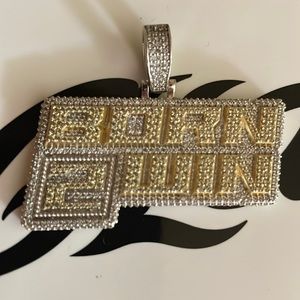 Born2win pendent